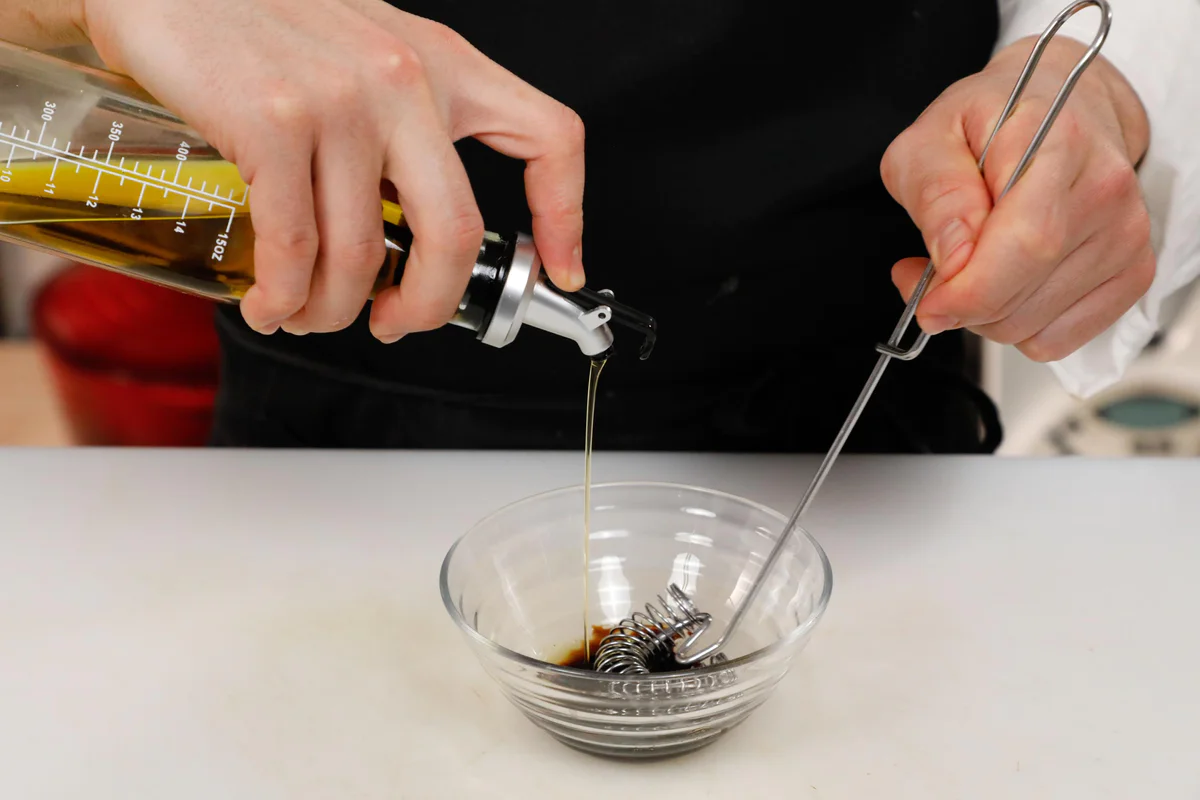 unire olio e aceto
