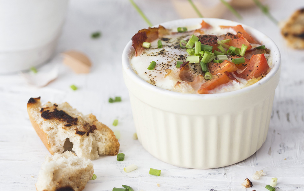 uova-in-cocotte-con-pancetta-pomodoro-ed-erba-cipollina-thumbnail