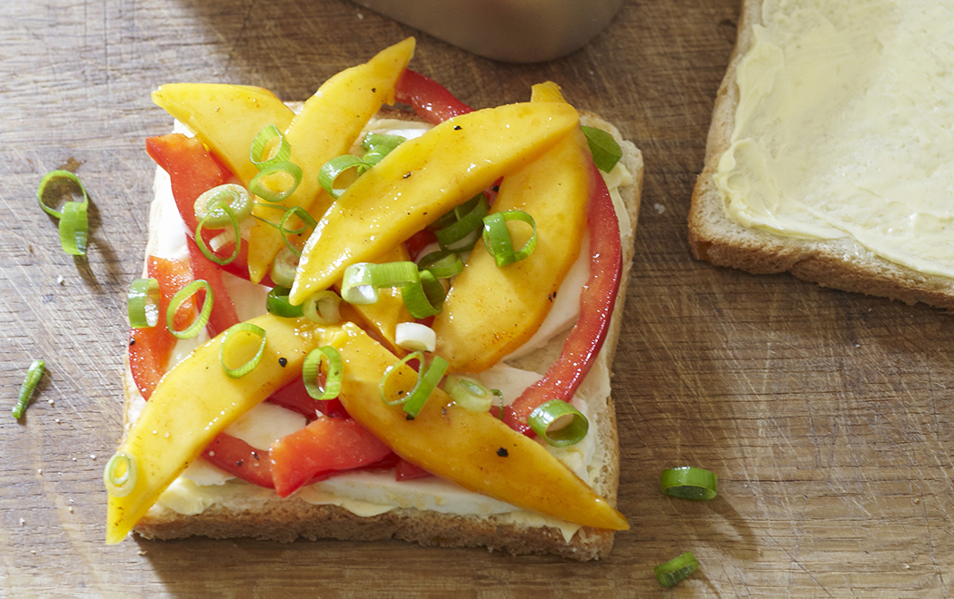 tramezzini-con-mango-peperoni-e-mozzarella-image