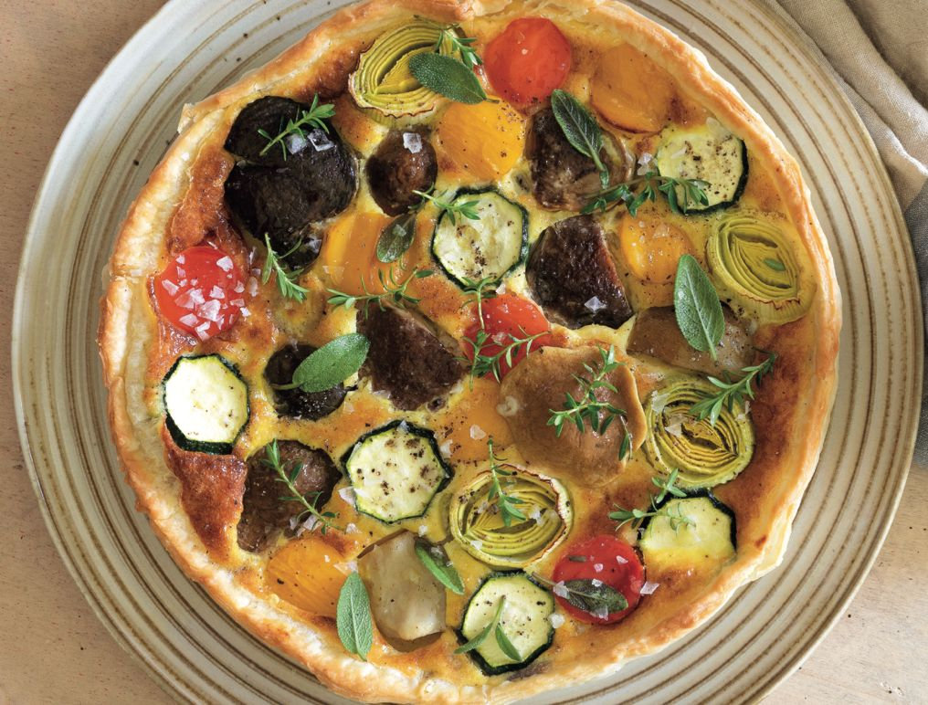 la ricetta autunnale di una torta salata con funghi e verdure