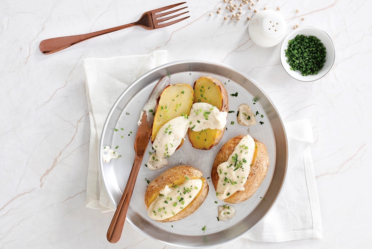patata-al-forno-con-salsa-al-latte-e-pepe-bianco-image