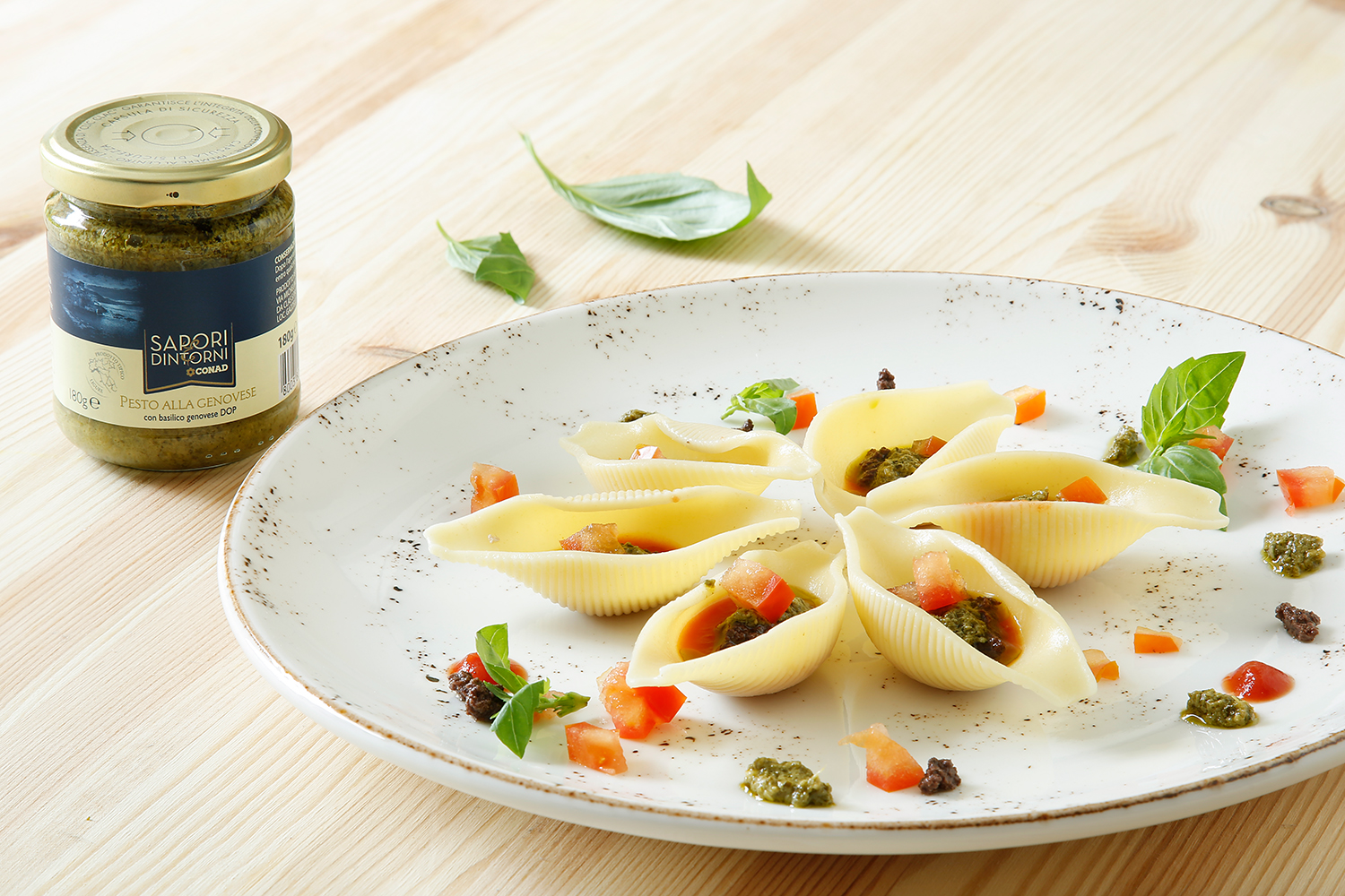 conchiglioni-con-pesto-alla-genovese-e-pate-di-olive-taggiasche-image